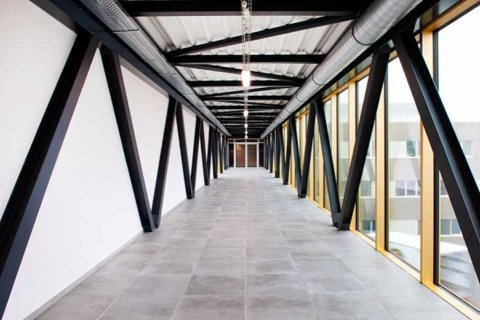 Ausschnitt Verbindungsgang bei Gebäude Ausschnitt Gebäude Panelux Passerelle