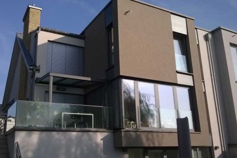 Ausschnitt Fassade Wohngebäude Ausschnitt Fassade eines Wohngebäudes