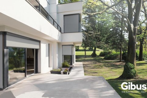 Aussenansicht Gebäude mit vertikaler Verschattung von Gibus Aussenansicht Gebäude mit vertikaler Verschattung von Gibus