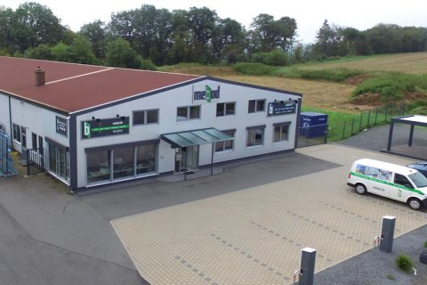 Blick auf das mebod Gebäude Blick auf das mebod Gebäude mit den beiden Ladesäulen an den Parkflächen