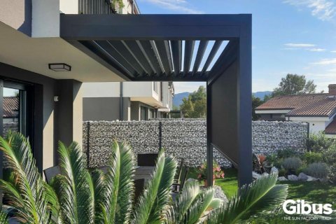 Pergola von Gibus an Wand mit verstellbaren Lamellen und zip-Screen Pergola von Gibus mit verstellbaren Lamellen und zip-Screen