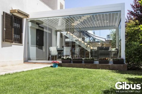 Pergola von Gibus mit Glaselementen Pergola von Gibus mit Glaselementen und verstellbares Dach